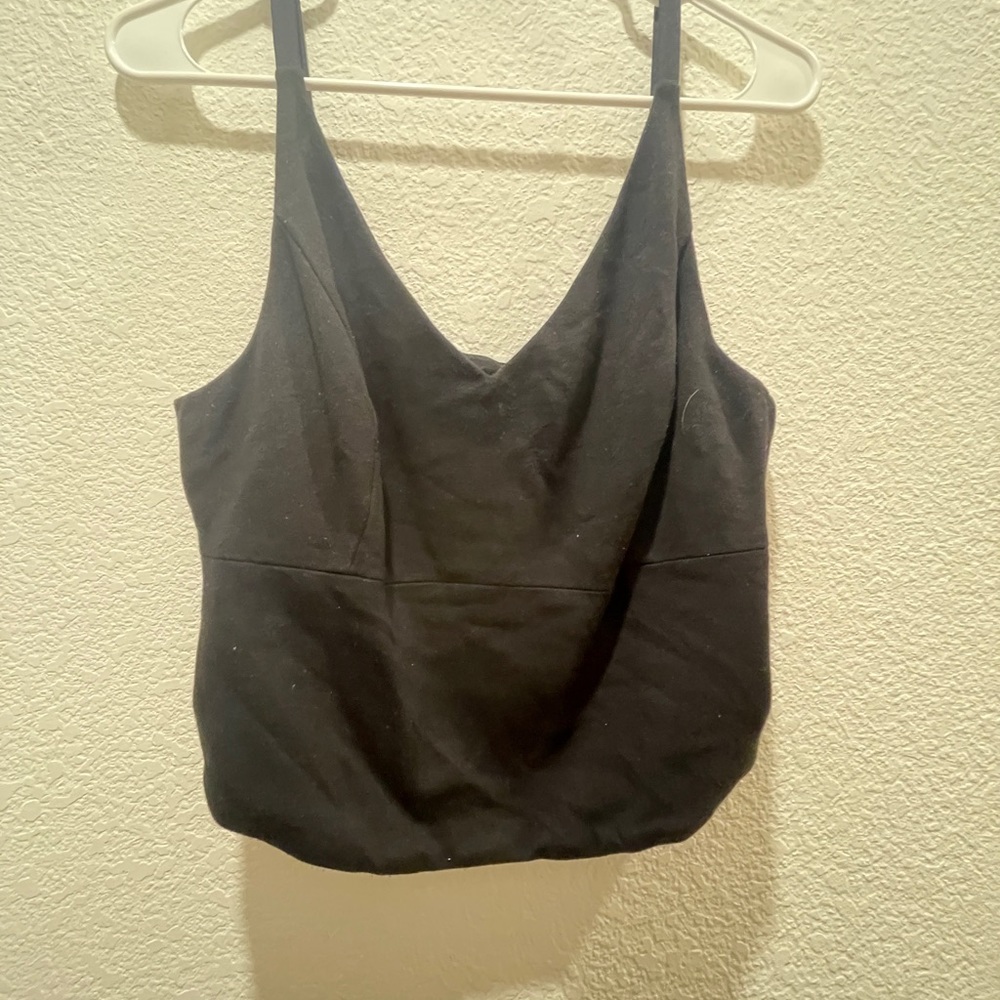 Black fitted crop tank